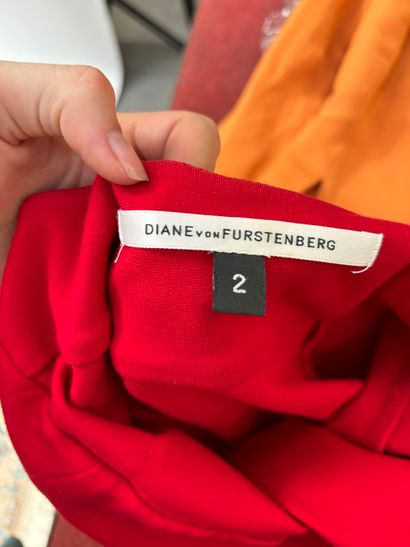 Lot de trois robes sans manches
 L'une rouge...