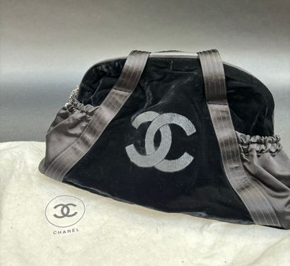 Chanel 
Bowling style.
In embossed velvet...