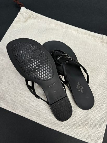 Hermès Paris
Paire de tongs modèle Egérie
En...