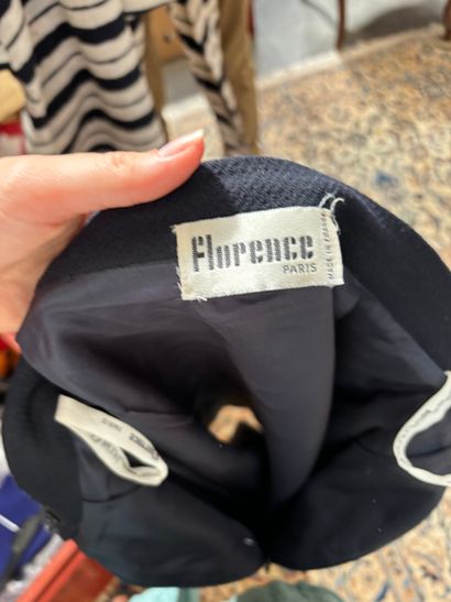 Florence Paris 
Tailleur en lainage marine...