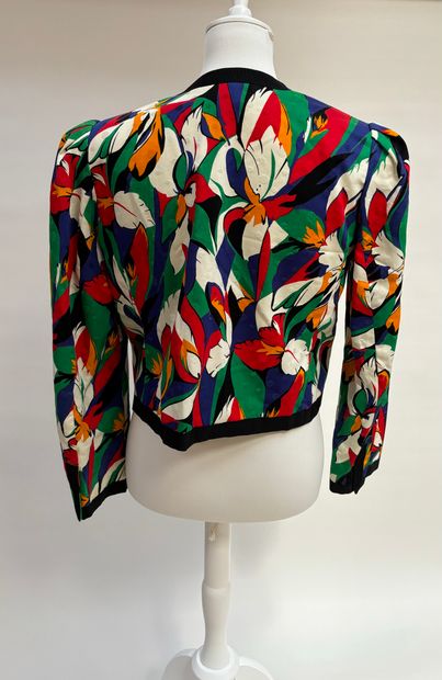 Nina RICCI 
Ensemble d'un haut et d'une jupe...