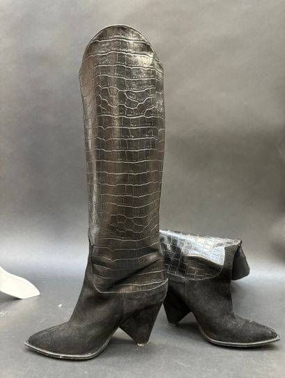 MELLOW YELLOW
Paire de boots en daim violet,...