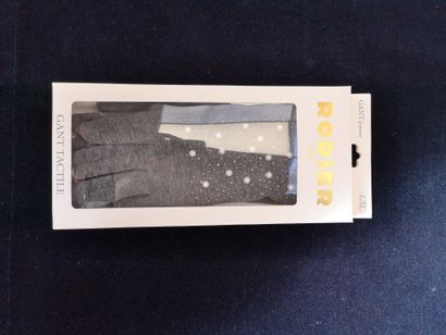 Rodier
Pair of grey tactile gloves with pearled...