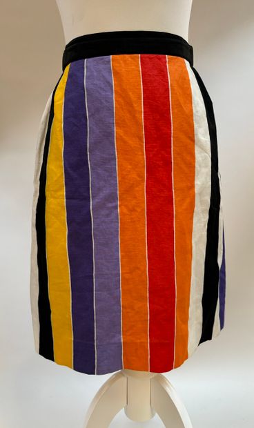 Ensemble de 5 bas, comprenant
4 jupes, 
Une...
