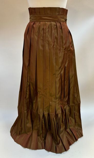Issey MIYAKE
Mid-length pleated skirt in...