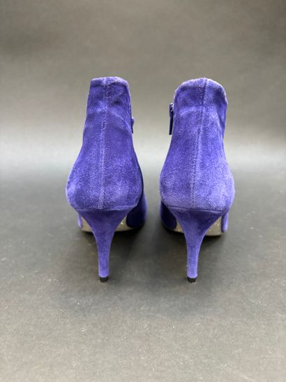 MELLOW YELLOW
Paire de boots en daim violet,...