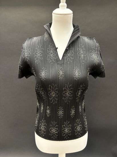 Set of pleated silk garments including 
PLEATS...