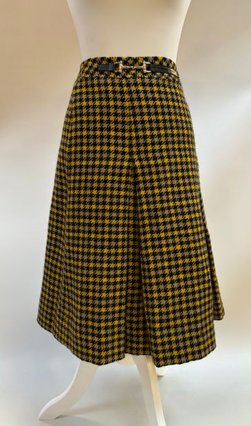 CELINE 
Jupe en tweed jaune et noir
Boucle...
