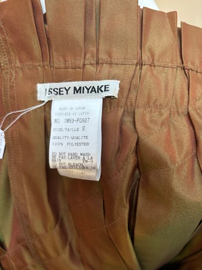 Issey MIYAKE
Mid-length pleated skirt in...