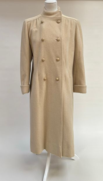 Nina RICCI 
Long manteau 
En laine ivoire...