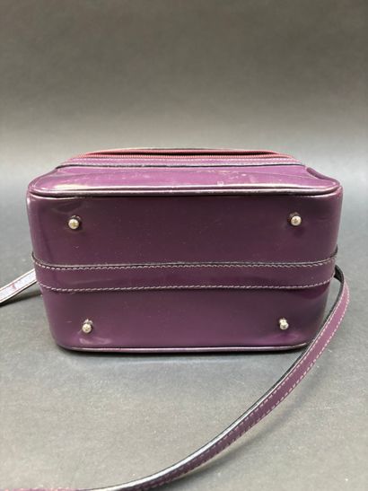 GUCCI
Vanity bag 
Purple vinyl exterior,...