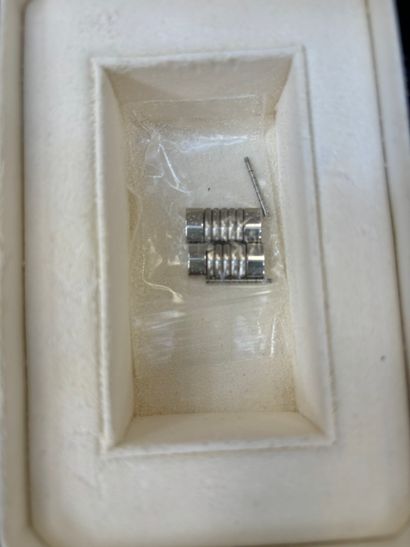 CHAUMET 
Ladies' wristwatch, large model
In...