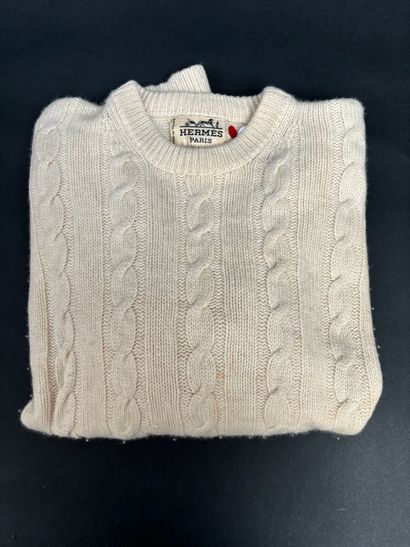 Hermes Paris
Pull en cachemire écru à torsades
Taille...