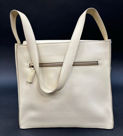 Gastinne Renette
Ivory box bag with one zippered...