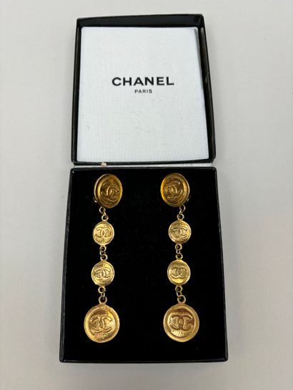 Chanel 
Pair of earrings 
With 4 gilded metal...