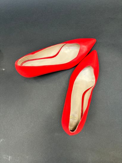 MAJE
Lot de deux paires d'escarpins 
En cuir...