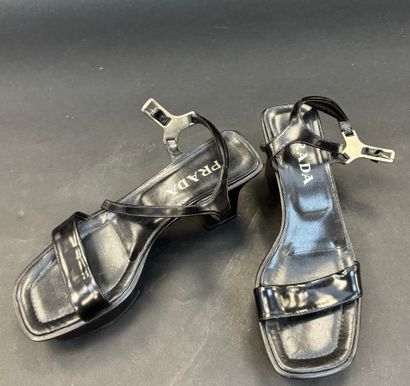 PRADA
Paire de sandales à plateforme en cuir...