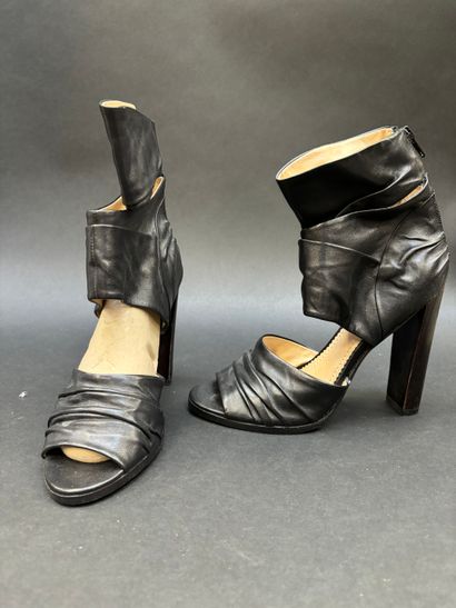 GUY LAROCHE
Paire de boots ouvertes
En cuir...