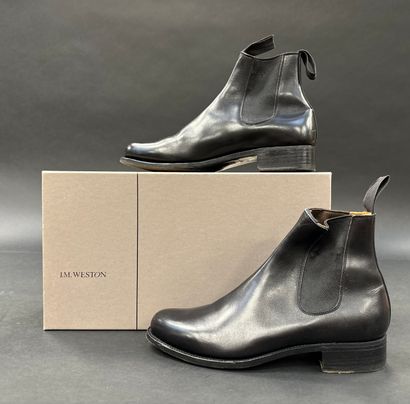 JM Weston
Paire de boots en cuir noir à bande...