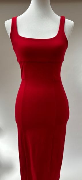 Lot de trois robes sans manches
 L'une rouge...