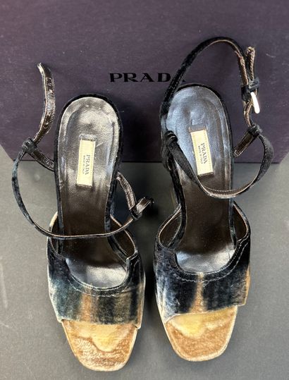 PRADA
Paire de nus pieds compensés en velours...