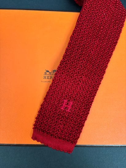 Hermès Paris 
Tie in burgundy knitted wool,...