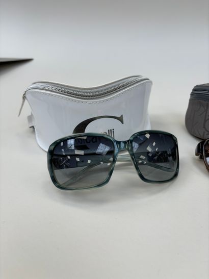 Lot of 3 pairs of sunglasses in their case....