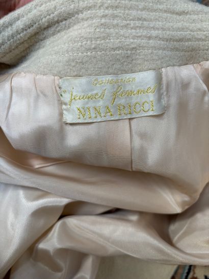 Nina RICCI 
Long manteau 
En laine ivoire...