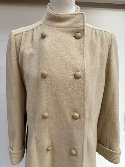Nina RICCI 
Long manteau 
En laine ivoire...