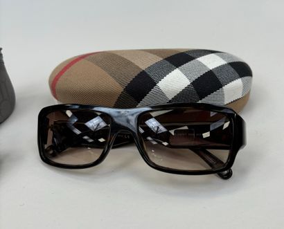 Lot of 3 pairs of sunglasses in their case....