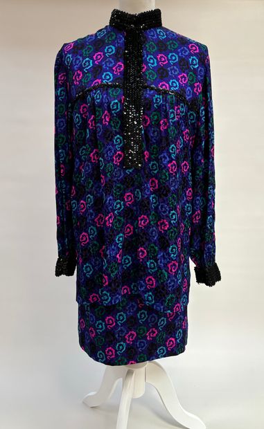 Nina RICCI 
Ensemble d'un haut et d'une jupe...