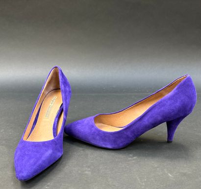 Buffalo
Pair of purple suede pumps.
8cm heels
size...