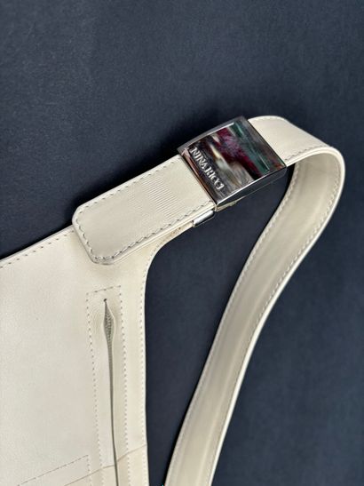 Nina Ricci
Flat banana 
Ivory leather, zipped...