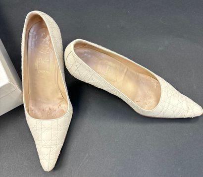 CHRISTIAN DIOR
Paire d'escarpins en cuir...