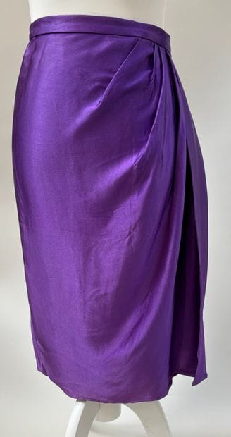 Yves Saint Laurent
Pretty wrap skirt in purple...