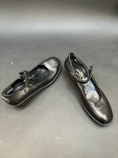 Sonia RYKIEL
Paire d'escarpins en cuir noir...
