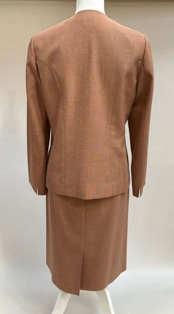 Charvet
Ceremonial suit in beige linen blend...
