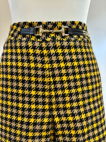 CELINE 
Jupe en tweed jaune et noir
Boucle...