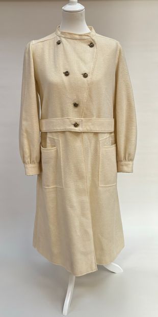 COURREGES
Manteau 
A deux poches 
En laine...