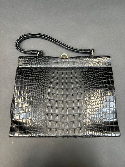 Sac porté main
En cuir imitation croco
H....