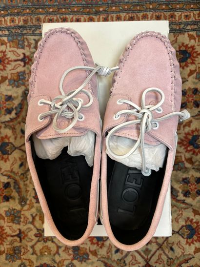 LOEWE
Paire de chaussures bateaux en daim...
