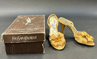 Yves Saint Laurent Paris 
Paire d'escarpins...