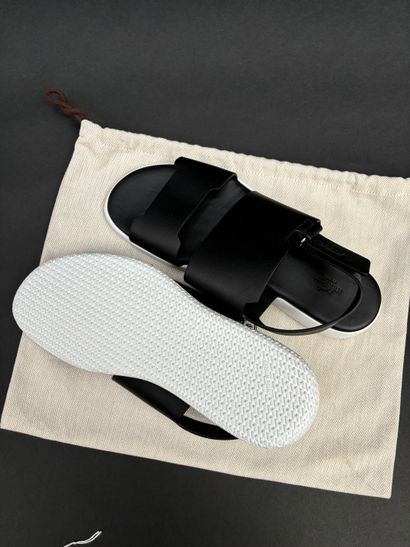 Hermès Paris
Paire de sandales d'homme en...