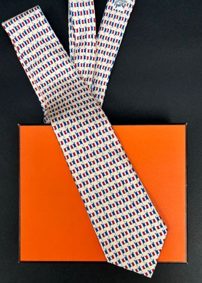 Hermès Paris
Tie in silk twill printed with...