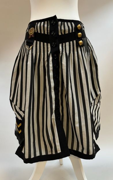 Ensemble de 5 bas, comprenant
4 jupes, 
Une...