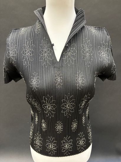 Set of pleated silk garments including 
PLEATS...