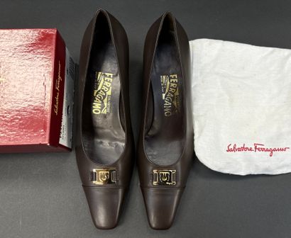 Salvatore Ferragamo
Pair of pumps in brown...