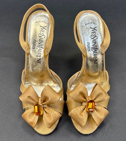 Yves Saint Laurent Paris 
Paire d'escarpins...