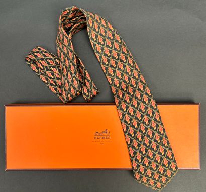 Hermès Paris 
Printed silk tie with red-gold...