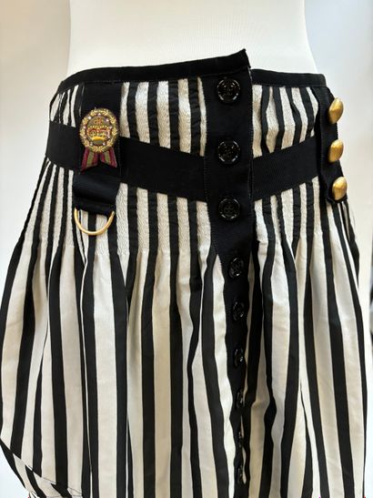 Ensemble de 5 bas, comprenant
4 jupes, 
Une...